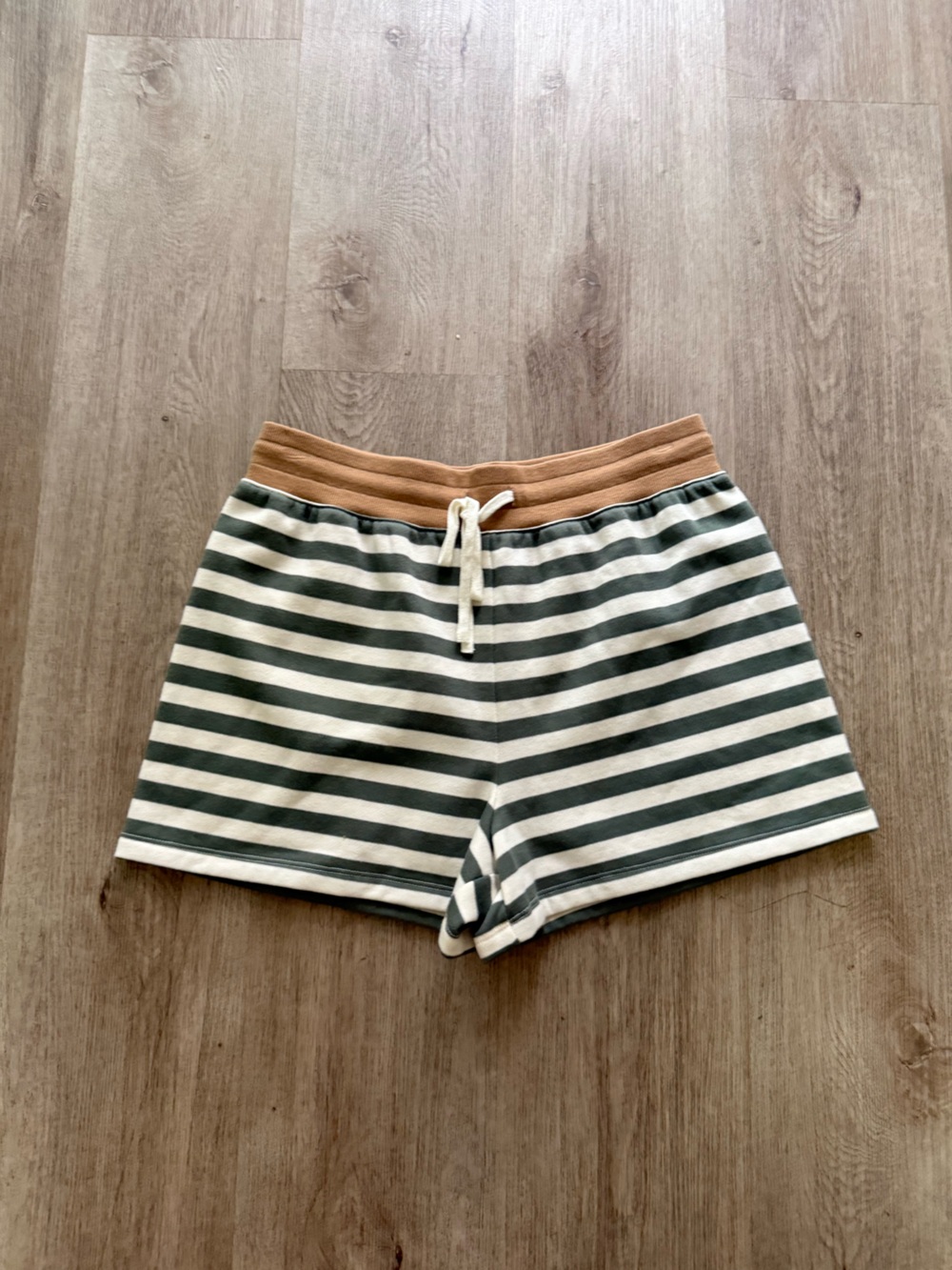 z supply low key stripe green & white fleece athleisure shorts size small NEW
